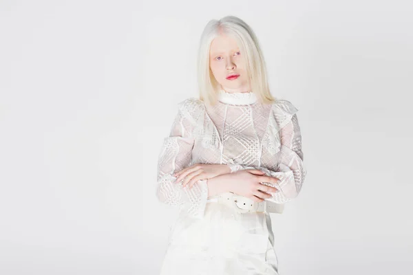 Giovane donna albina in camicetta elegante guardando la fotocamera isolata su bianco — Foto stock