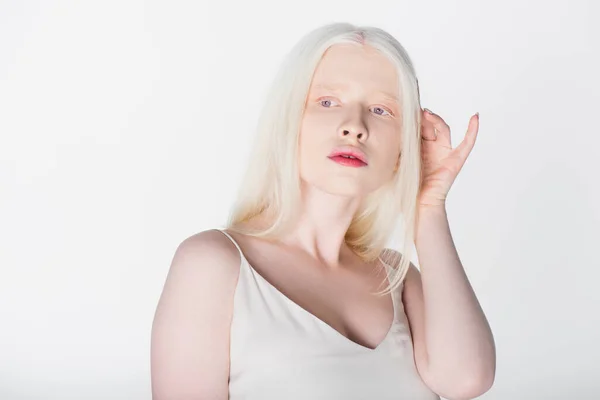 Jolie mannequin albinos en robe posant isolé sur blanc — Photo de stock