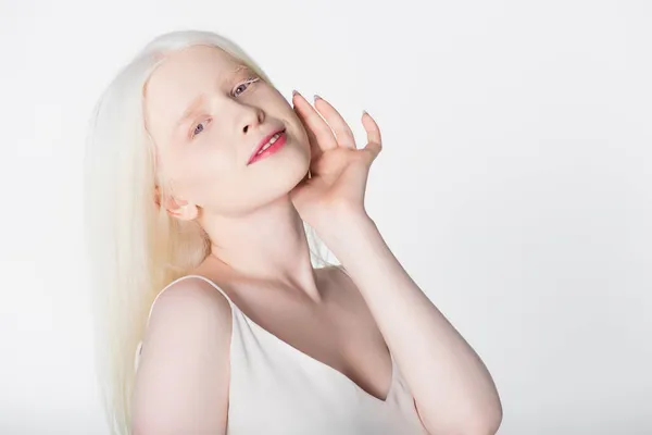 Modelo albino sonriente mirando a la cámara aislada en blanco - foto de stock