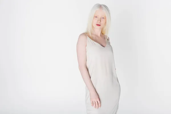 Rubia modelo albino en vestido mirando a la cámara aislada en blanco - foto de stock