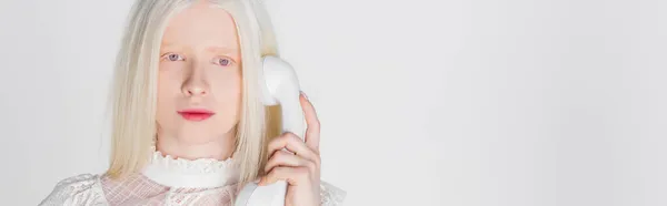 Mujer albina bastante hablando por teléfono aislado en blanco, pancarta — Stock Photo