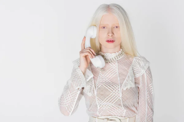 Mulher albino elegante falando por telefone isolado em branco — Fotografia de Stock