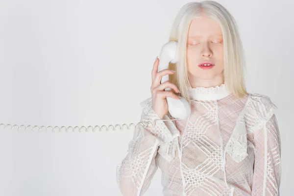 Albino mulher com olhos fechados falando no telefone isolado no branco — Stock Photo