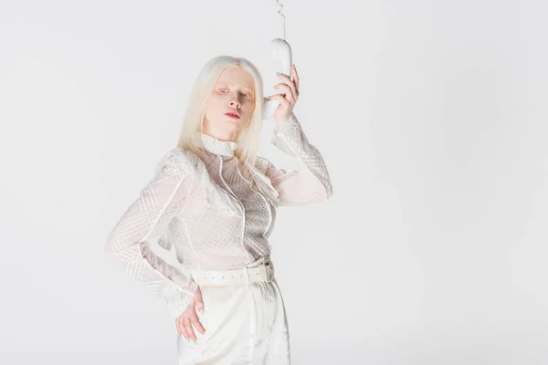 Mujer albina con estilo posando con teléfono aislado en blanco - foto de stock