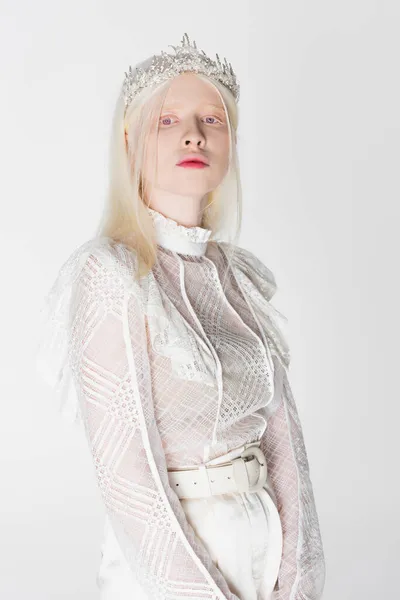 Hübsche Albino-Frau in Krone mit Kristallen blickt isoliert auf weiße Kamera — Stockfoto