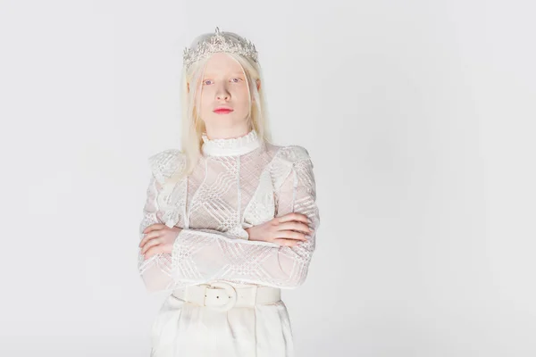 Mulher loira e albina em pé coroa com braços cruzados isolados em branco — Fotografia de Stock