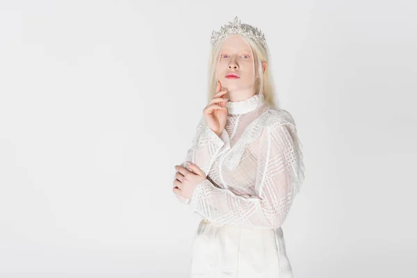 Stilvolle Albino-Frau in Krone blickt in die Kamera, während sie isoliert auf Weiß posiert — Stockfoto
