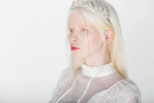 Красивая альбиноса женщина в короне с жемчугом и драгоценными камнями изолированы на белом — стоковое фото