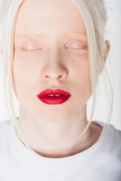 Retrato de mujer albina joven con labios rojos cerrando los ojos aislados en blanco - foto de stock