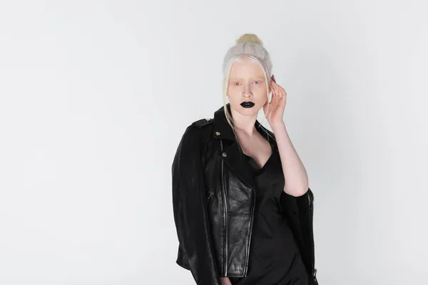 Hübsches Albino-Model in Lederjacke posiert isoliert auf weißem Grund — Stockfoto