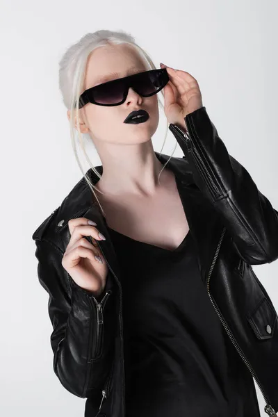 Modisches Albino-Modell in Lederjacke und Sonnenbrille isoliert auf weiß — Stockfoto