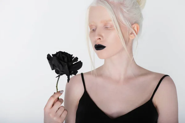 Mulher albino muito jovem com lábios pretos olhando rosa isolada em branco — Fotografia de Stock