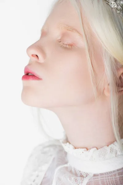 Молодая модель альбиноса в блузке закрывая глаза изолированы на белом — стоковое фото