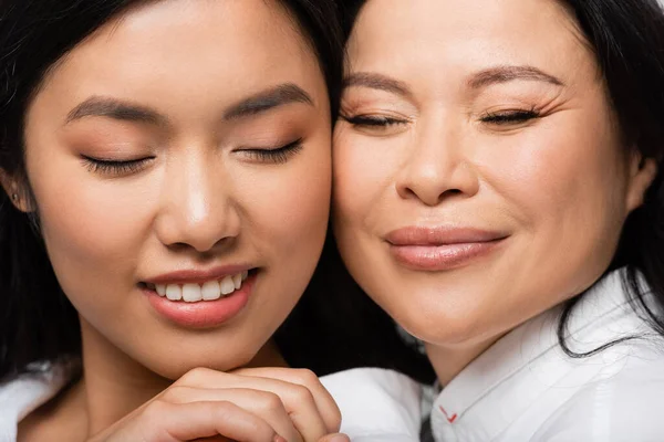 Vicino di allegra asiatico madre e giovane adulto figlia abbraccio ogni altro — Foto stock