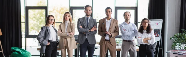 Collègues d'affaires multiculturels debout dans le bureau et regardant caméra, bannière — Photo de stock