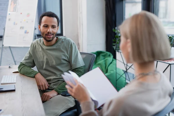 Africano americano gerente conversando com colega loira no escritório — Fotografia de Stock