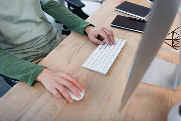 Vista recortada del administrador utilizando el ratón de la computadora y el teclado en la oficina - foto de stock