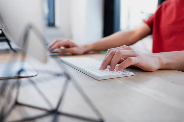 Vue recadrée du gestionnaire à l'aide du clavier d'ordinateur dans le bureau — Photo de stock