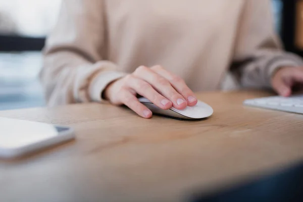 Visão parcial do gerente usando mouse computador e teclado no escritório — Fotografia de Stock