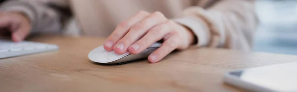 Teilansicht des Managers mit Computermaus und Tastatur im Büro, Banner — Stockfoto