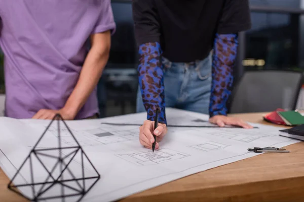 Ausgeschnittene Ansicht von Innenarchitekten, die mit Blaupausen im Büro arbeiten — Stockfoto