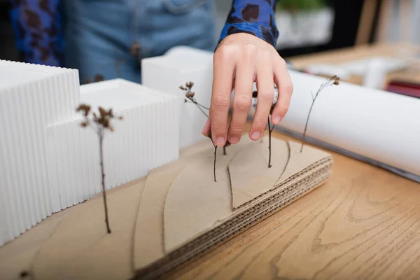 Vista recortada del arquitecto cerca de modelo de casa en el escritorio - foto de stock