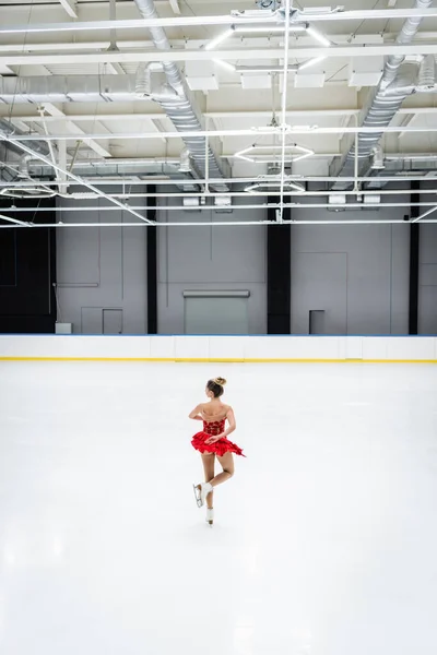 Comprimento total do jovem patinador artístico na arena de gelo profissional — Fotografia de Stock