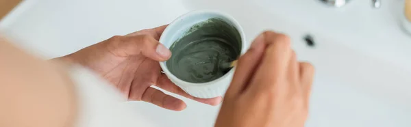 Vue recadrée de femme afro-américaine mélangeant masque facial dans la salle de bain, bannière — Photo de stock