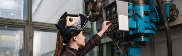 Seitenansicht Schweißer in Maske schaltende Schweißmaschine in Fabrik, Banner — Stockfoto