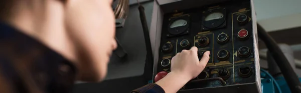 Vue recadrée de la machine de soudage de commutation de soudeur dans l'usine, bannière — Photo de stock