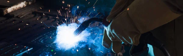 Vue recadrée du soudeur travaillant avec la torche dans l'usine, bannière — Photo de stock