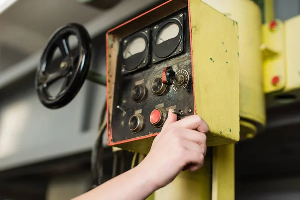 Cropped view of welder tuning welding machine in factory — Foto stock