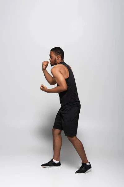 Vue latérale de la boxe sportive afro-américaine sur gris — Photo de stock