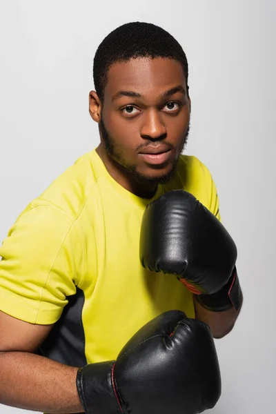 Сильный африканский американский спортсмен в боксёрских перчатках, изолированных на сером — стоковое фото
