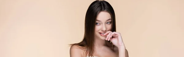 Jolie jeune femme aux épaules nues souriant isolée sur beige, bannière — Photo de stock