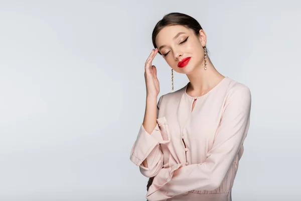 Femme heureuse avec lèvres rouges et les yeux fermés isolés sur gris — Photo de stock