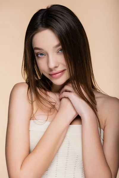 Happy model with brunette hair isolated on beige — Stockfoto