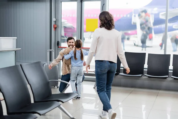 Reunión familiar hombre feliz en aeropuerto - foto de stock