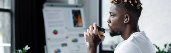 Hombre afroamericano con piel de vitiligo y peinado de moda beber café para ir en la oficina, pancarta - foto de stock