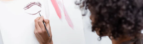 Молодой африканский американец рисует на холсте в гостиной, баннер — стоковое фото