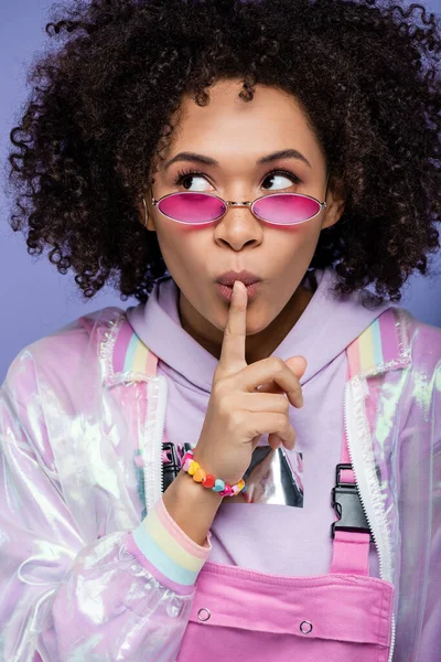 Young african american woman showing hush isolated on purple — Stock Photo