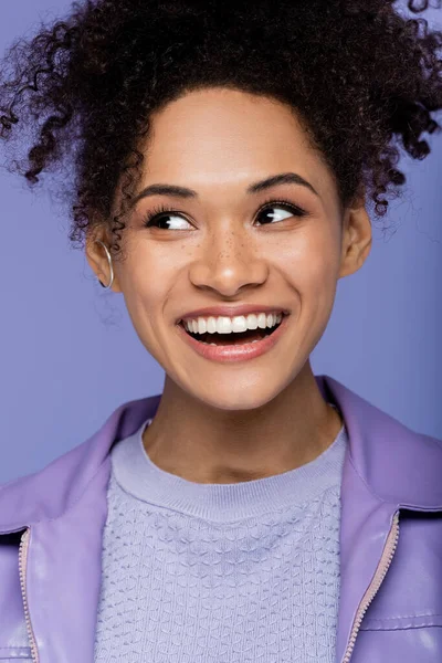 Радісна афроамериканська жінка ізольована на фіолетовому — стокове фото