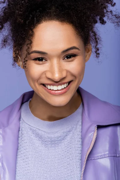 Freudige afrikanisch-amerikanische Frau lächelt isoliert auf lila — Stockfoto