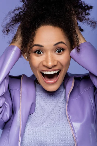 Excité afro-américaine femme isolé sur violet — Photo de stock