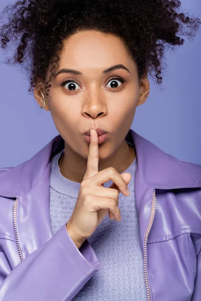 Encaracolado Africano americano mulher mostrando hush isolado em roxo — Fotografia de Stock