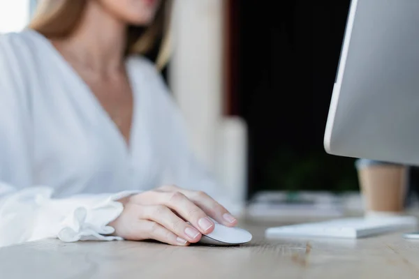 Vista cortada de mulher jovem usando mouse de computador no escritório — Fotografia de Stock