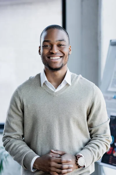 African american man standing with clenched hands — Stock Photo