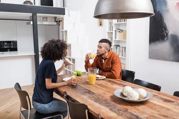 African american having lunch in modern kitchen — Stock Photo