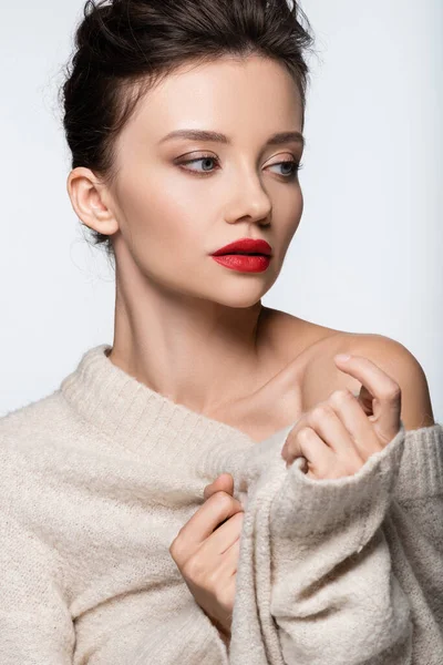 Modelo morena elegante posando em suéter quente isolado no branco — Fotografia de Stock