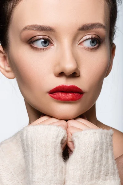 Porträt einer stilvollen Frau mit roten Lippen, die isoliert auf Weiß wegschaut — Stockfoto